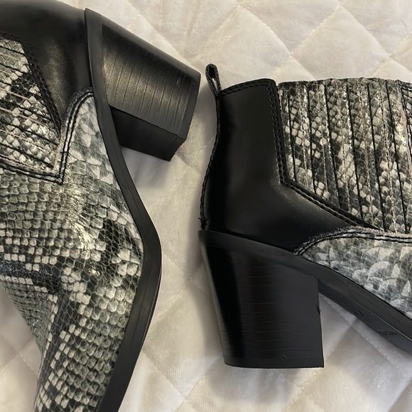 Marc Fisher Black Snake Chelsea Booties Size 6.5 - Picture 5 of 9